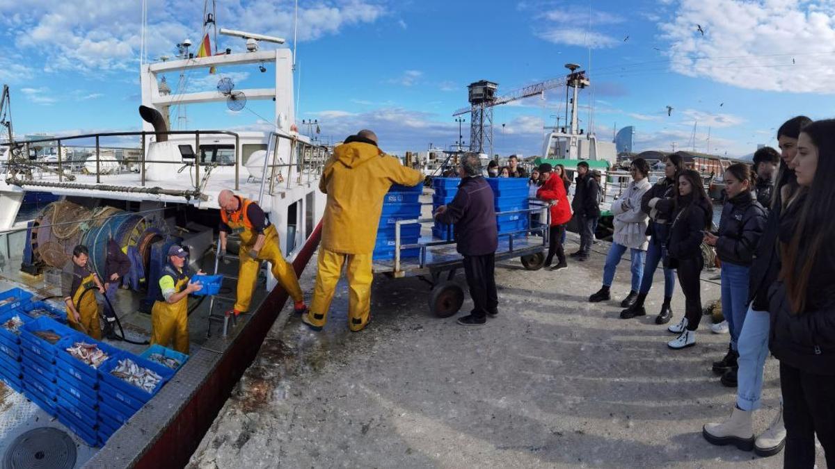 Llegada de los pescadores al Port de Barcelona después de la jornada laboral