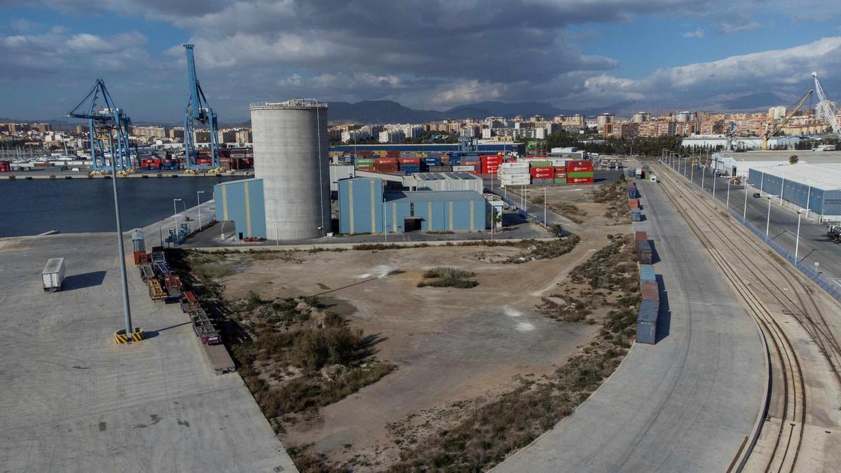 Panorámica del Puerto de Alicante, con contenedores y los enlaces ferroviarios.