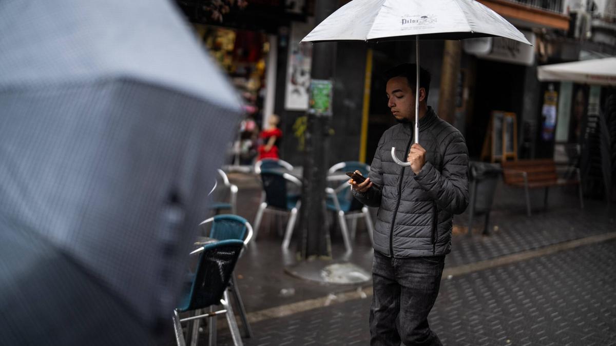 Gente con paraguas en las calles durante la lluvia.