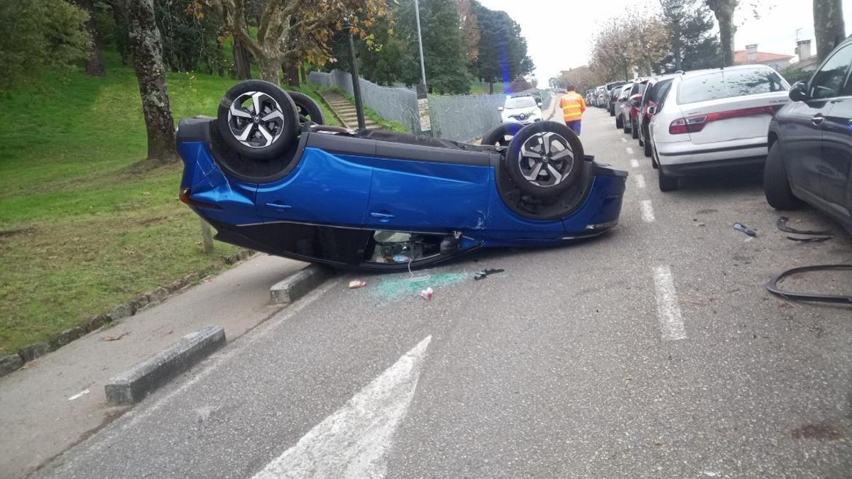 El coche siniestrado acabó volcado en esta calle de subida a O Castro, en Vigo.