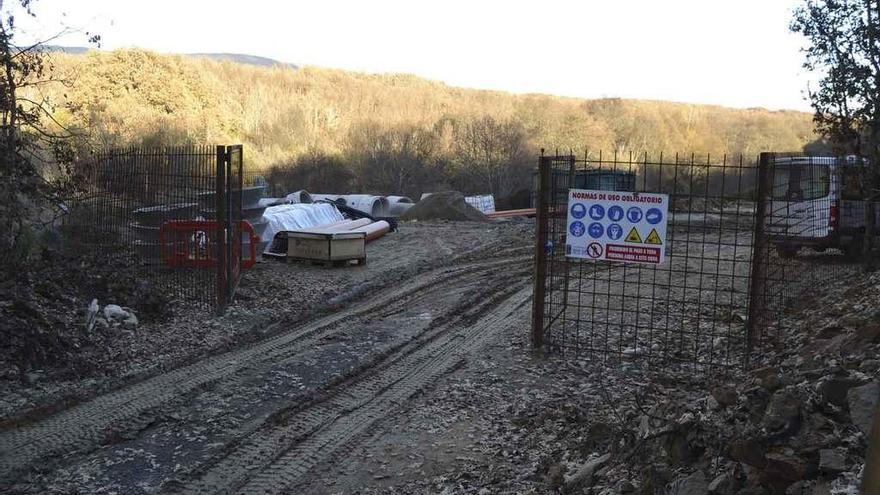 Acceso a la futura estación depuradora que se construye en Castro.