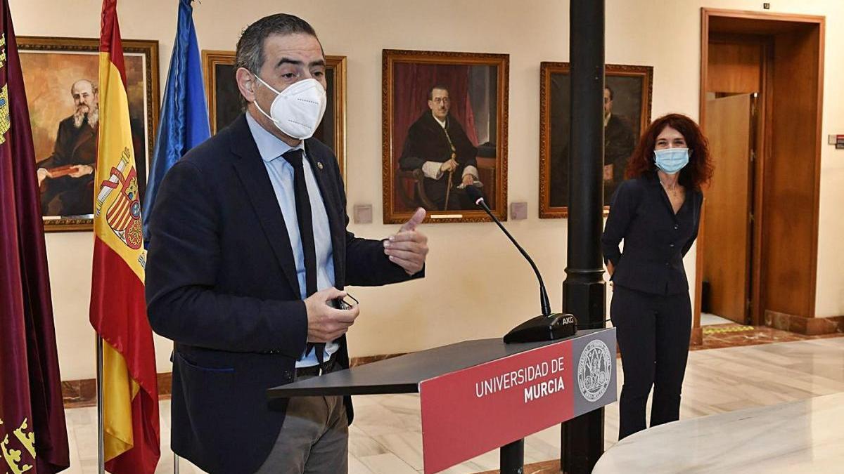 El rector, José Luján, durante la presentación de la Cátedra. Al fondo, la profesora Teresa Vicente.