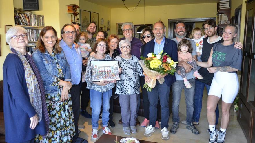 L’Ajuntament de Manresa homenatja a l’àvia Pilar Huguet Viñals pel seu centenari