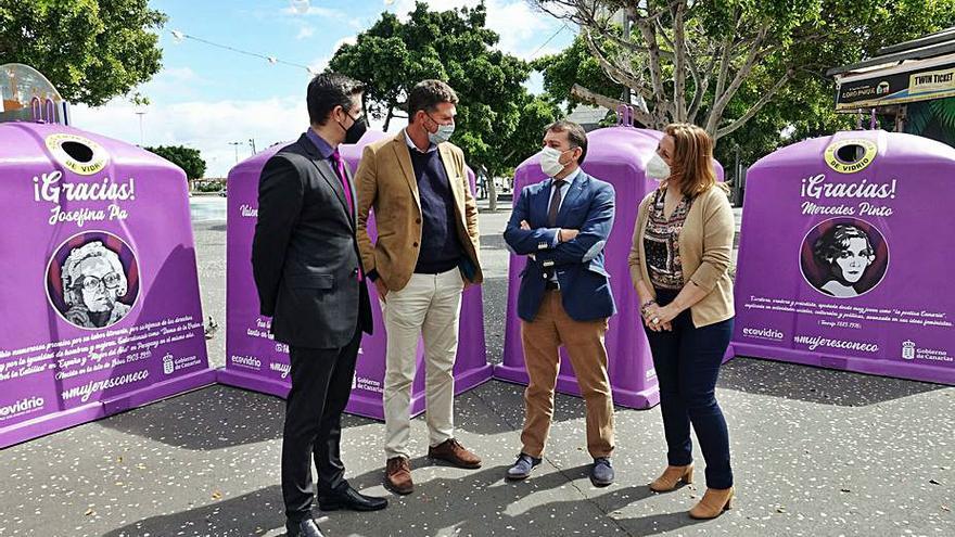 Un momento de la presentación de los cuatro contenedores decorados.