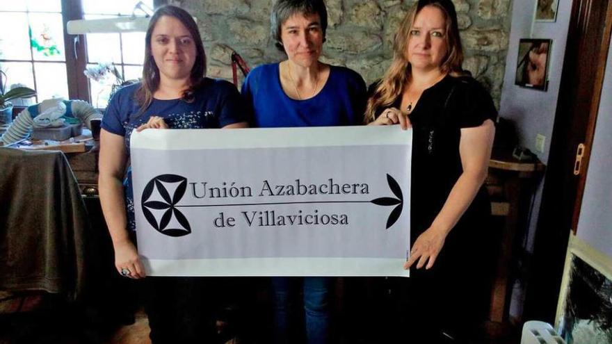 Por la izquierda, las artesanas Alba García, María Pérez y Carmen Valdés, ayer, durante la presentación de la Unión Azabachera de Villaviciosa.