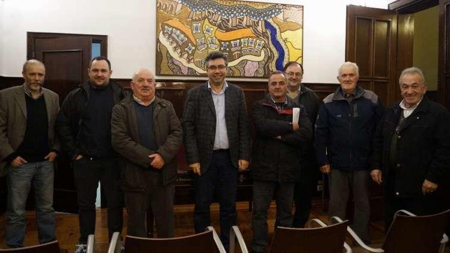 El alcalde Javier Bas, en el centro, y el edil de Cultura, Xabier Alonso (i.), con los representantes de los centros culturales. // FdV