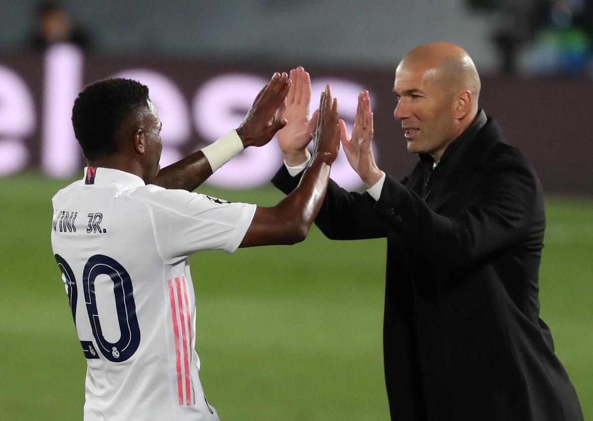 Zidane felicita a Vinicius por anotar un gol en Champions contra el Liverpool.