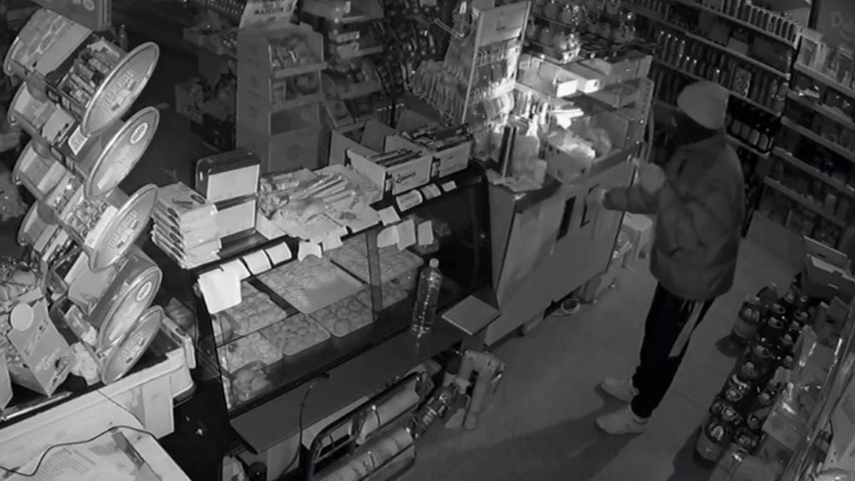 Las cámaras de seguridad captan a uno de los ladrones cubierto con un pasamontañas.