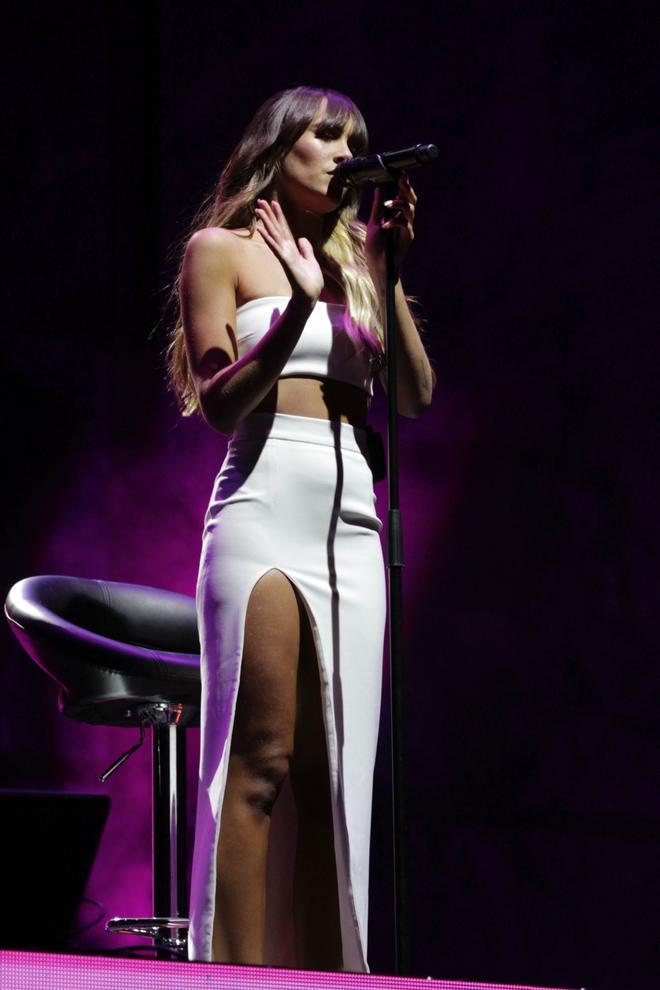 Aitana Ocaña en plena actuación en el Festival Stalite de Marbella con un conjunto blanco formado por falda y cropped top