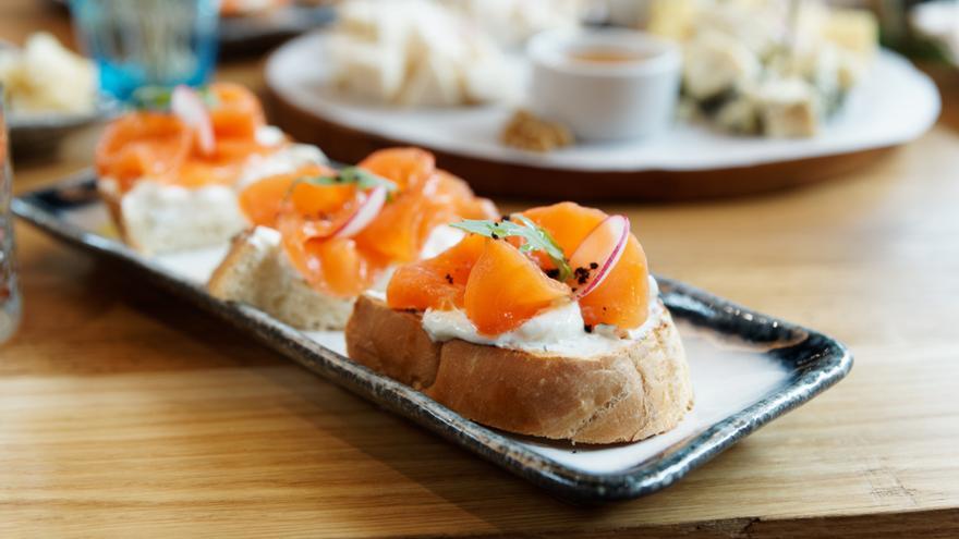 Canapés de salmón.