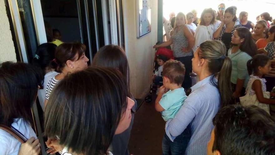 Familiares de alumnos de San Vicente de Paúl en el primer día de clase.