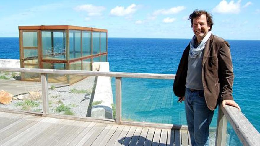 Leuchtturm-Fan Tim Wittenbecher vor dem Faro Pescador in Kantabrien an der Nordküste Spaniens
