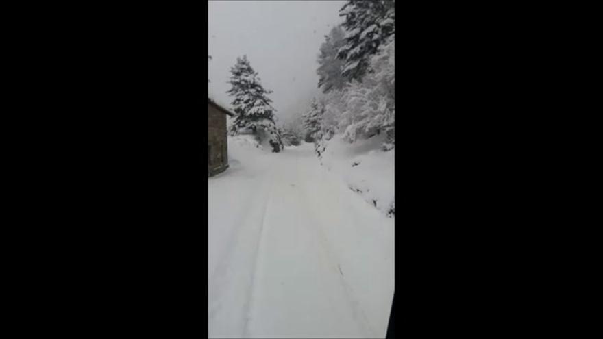 Trayecto entre nieve del canfranero entre Villanúa y Canfranc