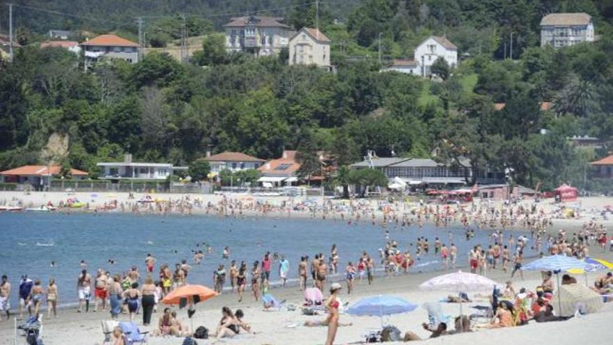 Playa de la Magdalena, atestada este verano y junto a la que aparcan los veraneantes. / víctor echave