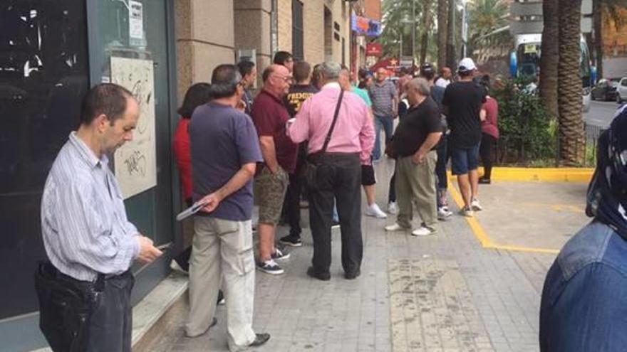 Largas colas para un puesto en la bolsa del ayuntamiento