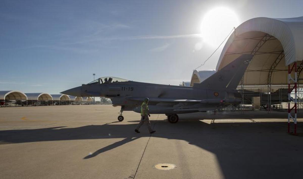 Un caza español eurofighter inicia rodadura para despegue en la base Morón.