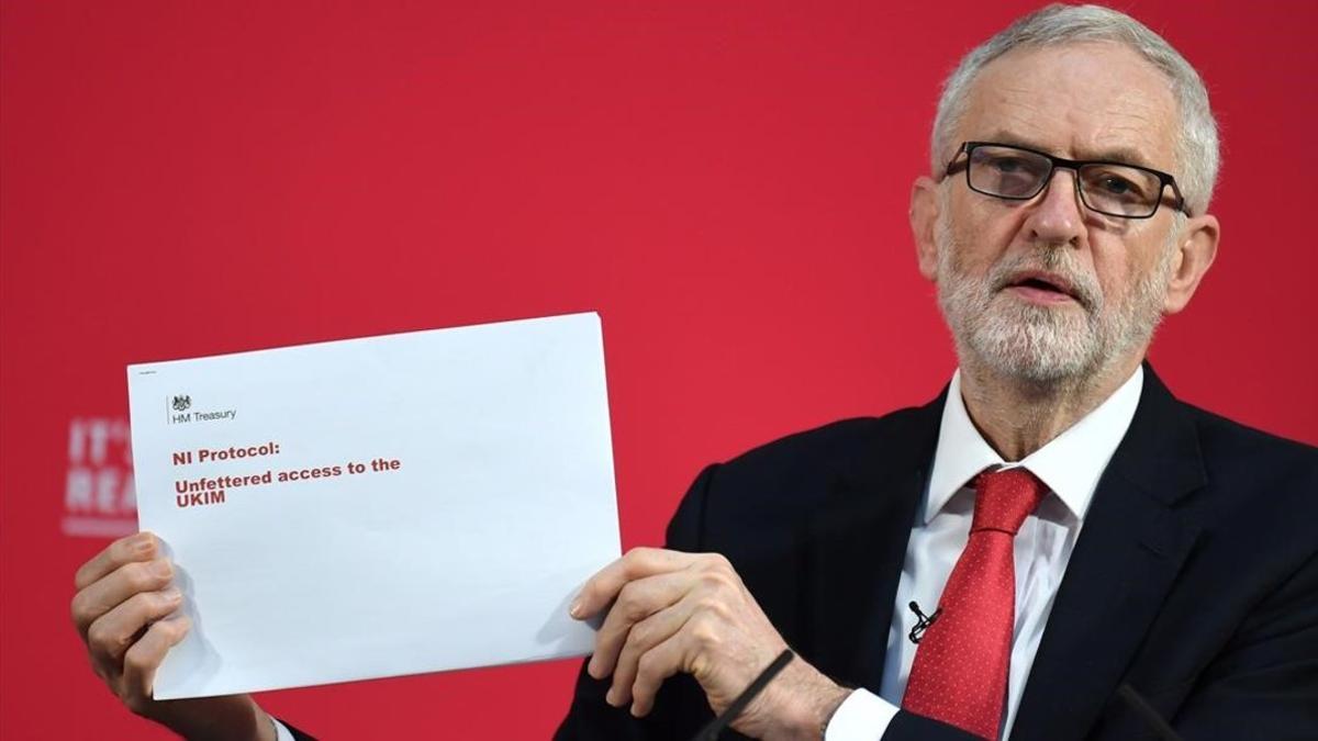 Jeremy Corbyn con el documento del Tesoro británico.