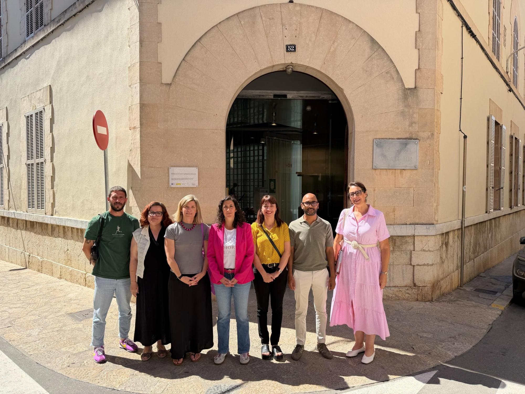 Los representantes del PSOE, este miércoles frente a la residencia Miquel Mir de Inca.