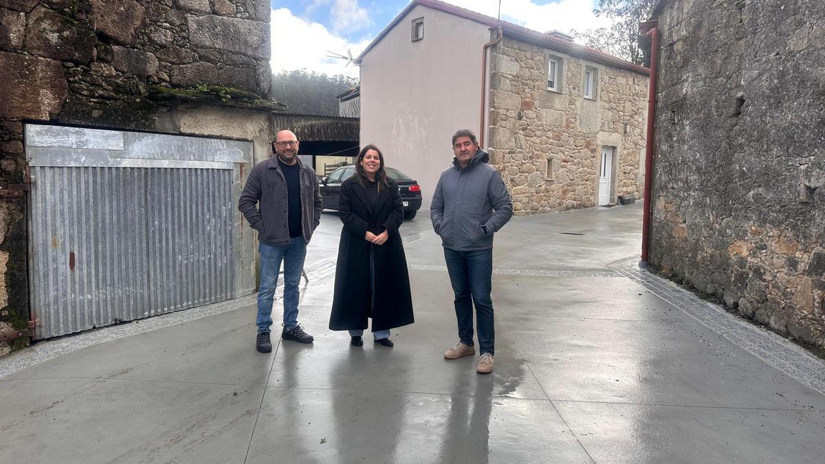 Xaime Trillo, esquerda, Cristina García e Raúl González, supervisando unha das obras.
