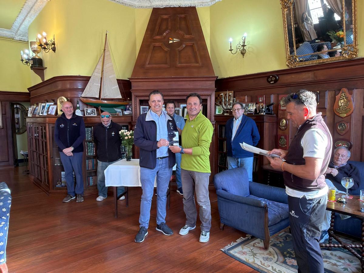 La entrega del premio de la última regata a Manuel Franco.