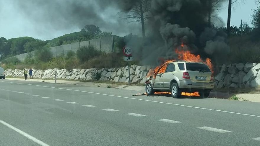 El vehicle en flames al voral de l&#039;A-2, a Caldes.