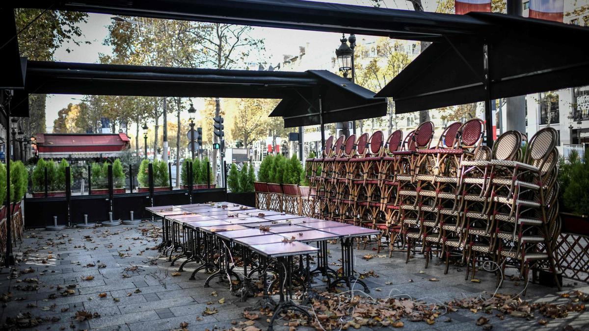 Un restaurante cerrado en los Campos Elíseos de París.
