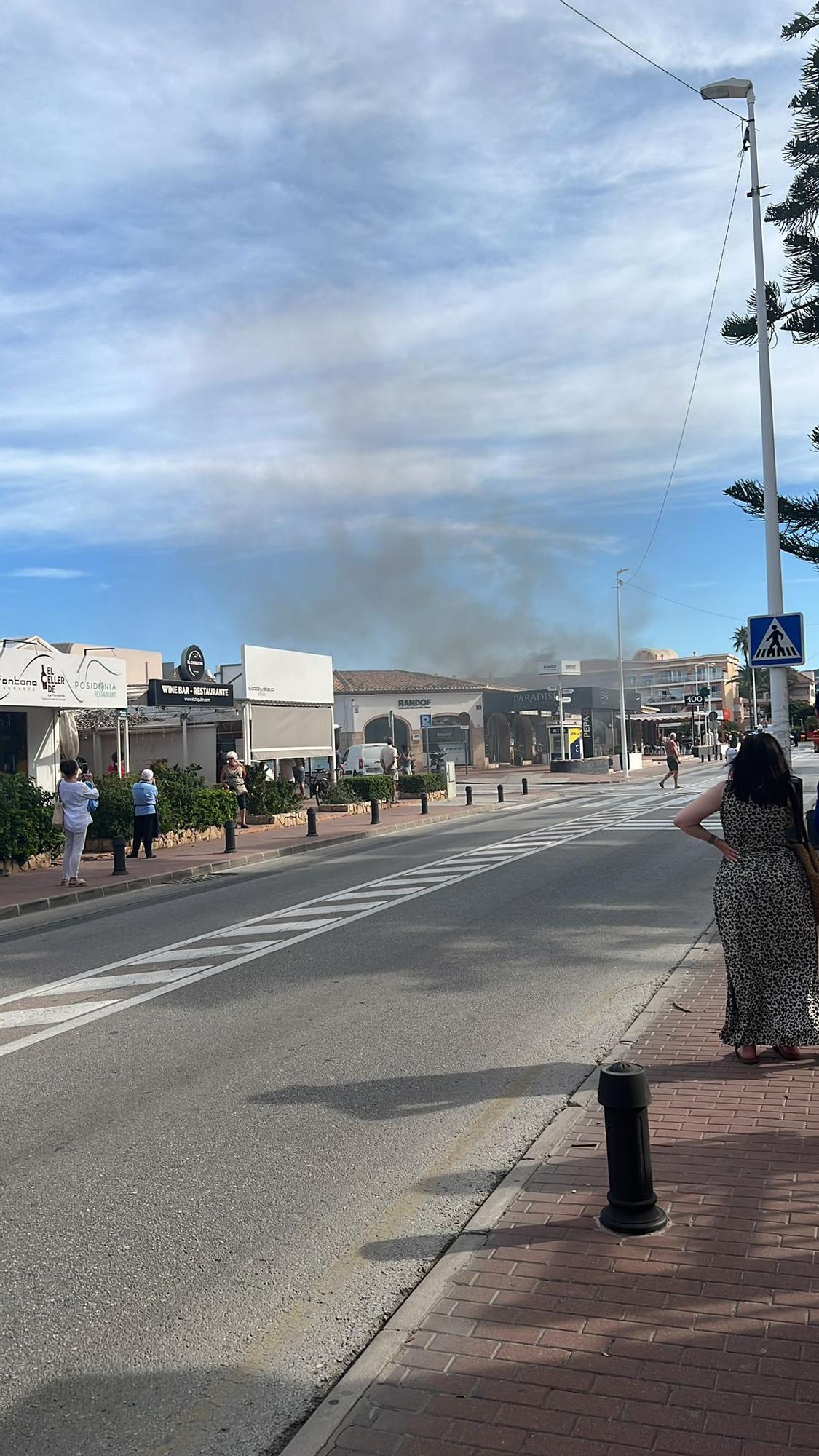 Las imágenes del incendio del transformador de la playa del Arenal de Xàbia que ha dejado sin luz a miles de abonados