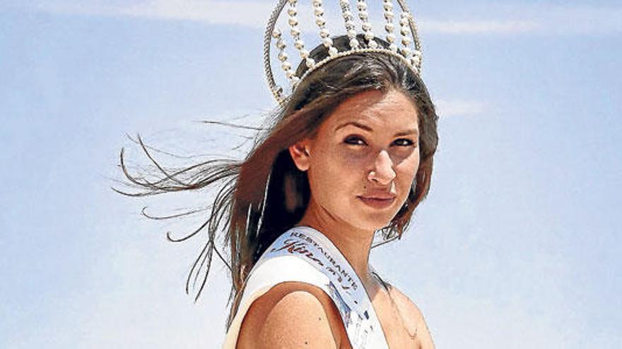 Alexia Petrou luce su corona en el Hotel Horizonte.