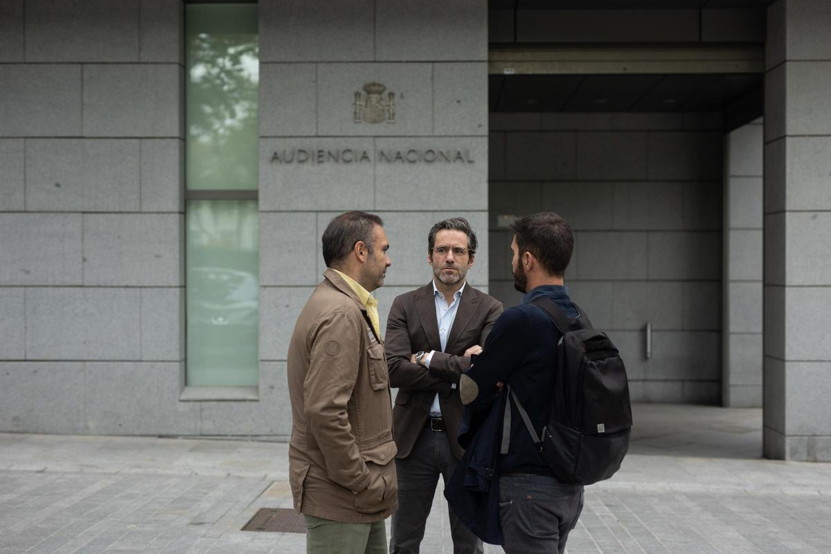 Borja Sémper, en el centro, antes de hablar a los medios de comunicación, este lunes frente a la Audiencia Nacional.