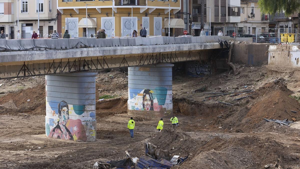 Tècnics inspeccionen el pont de Paiporta en el barranc del Poio