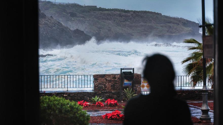 Temporal de mar en Garachico por la borrasca Emilia