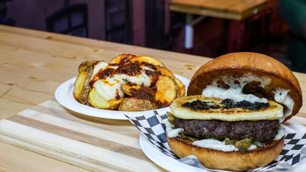 Burger trufada y patatas bravas del restaurante Acero, que participa en el Bravurger Tour