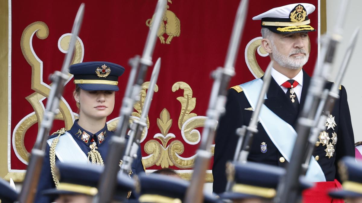 El rey Felipe y la princesa Leonor durante el desfile de las Fuerzas Armadas con motivo de la Fiesta Nacional