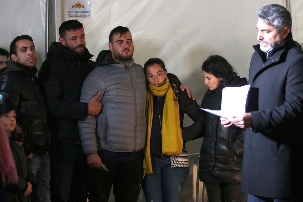 Los vecinos del pueblo dan su ánimo y apoyo a la familia del pequeño Julen, en las últimas y decisivas horas de su rescate. Unas 200 personas han cantado y rezado por el pequeño y por los mineros