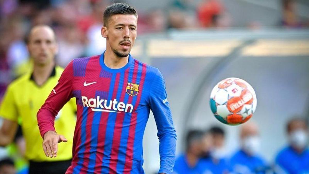 Clément Lenglet controlando un balón en un partido del Barça esta temporada