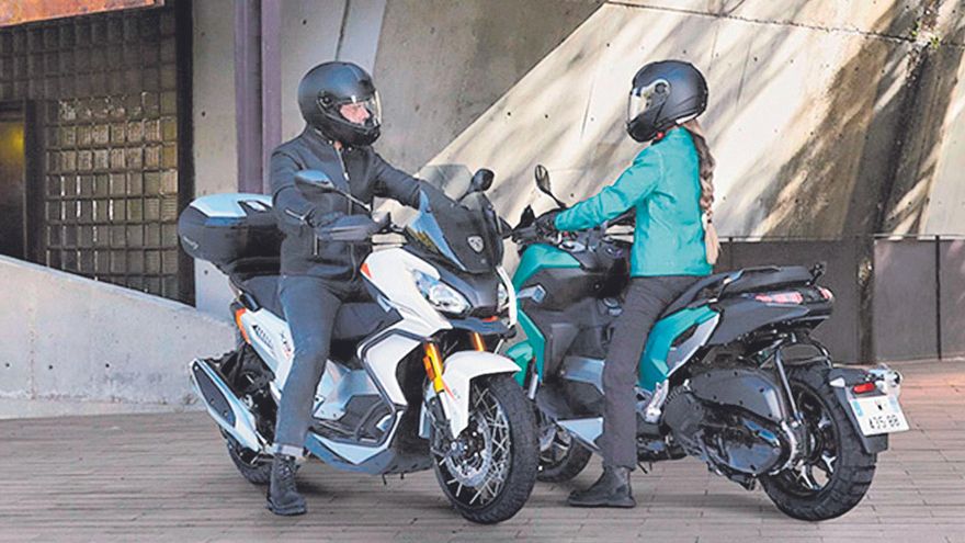 La sencillez de una scooter de lujo con las prestaciones y el rendimiento de una moto