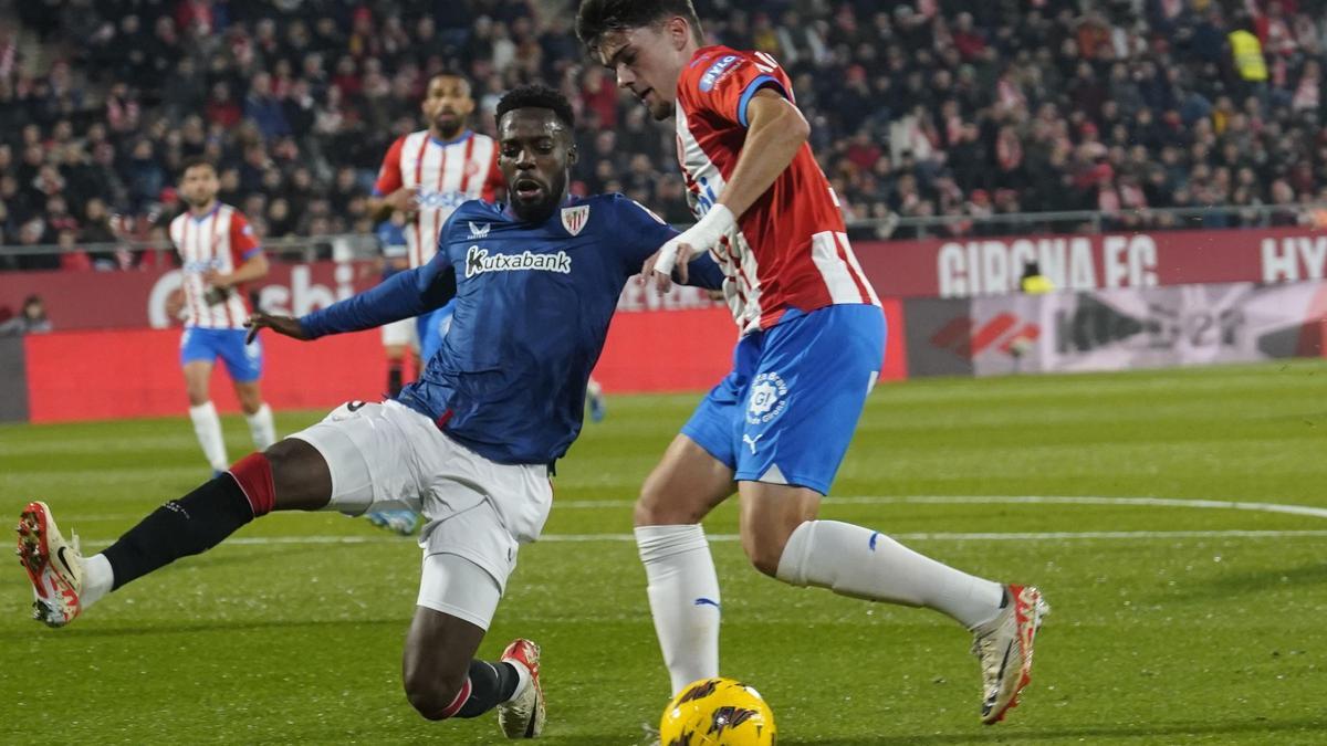 Miguel Gutiérrez, davant d'Iñaki Williams