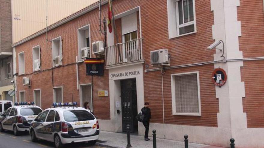 Los detenidos permanecían ayer en los calabozos de la Comisaría de Alcoy.