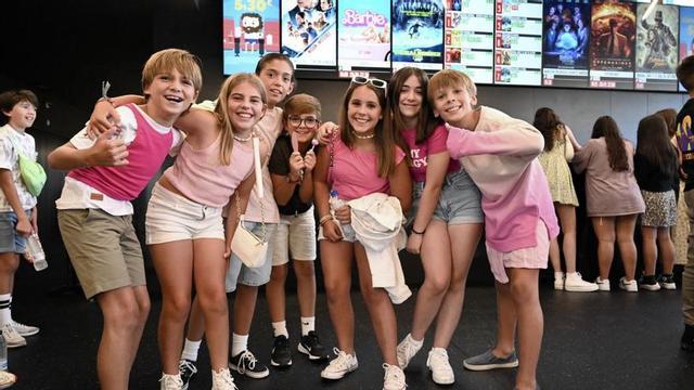 Un grupo de niños vestidos de rosa acuden a ver “Barbie” en el cine de Pontevedra. // RAFA VÁZQUEZ