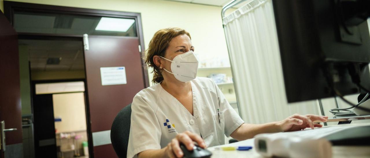 Una médico trabaja desde su centro de salud en la isla de Tenerife. | | ANDRÉS GUTIÉRREZ