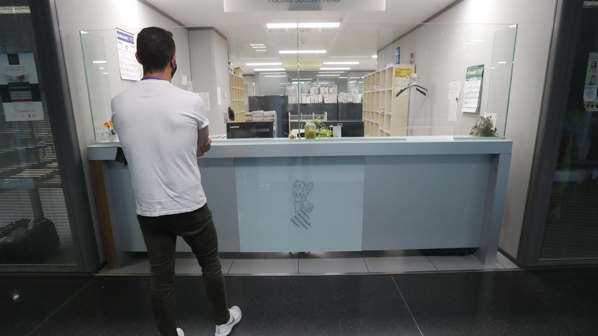 Imagen de archivo del mostrador de la Fiscalía provincial de València, sección penal, en la Ciudad de la Justicia de València.