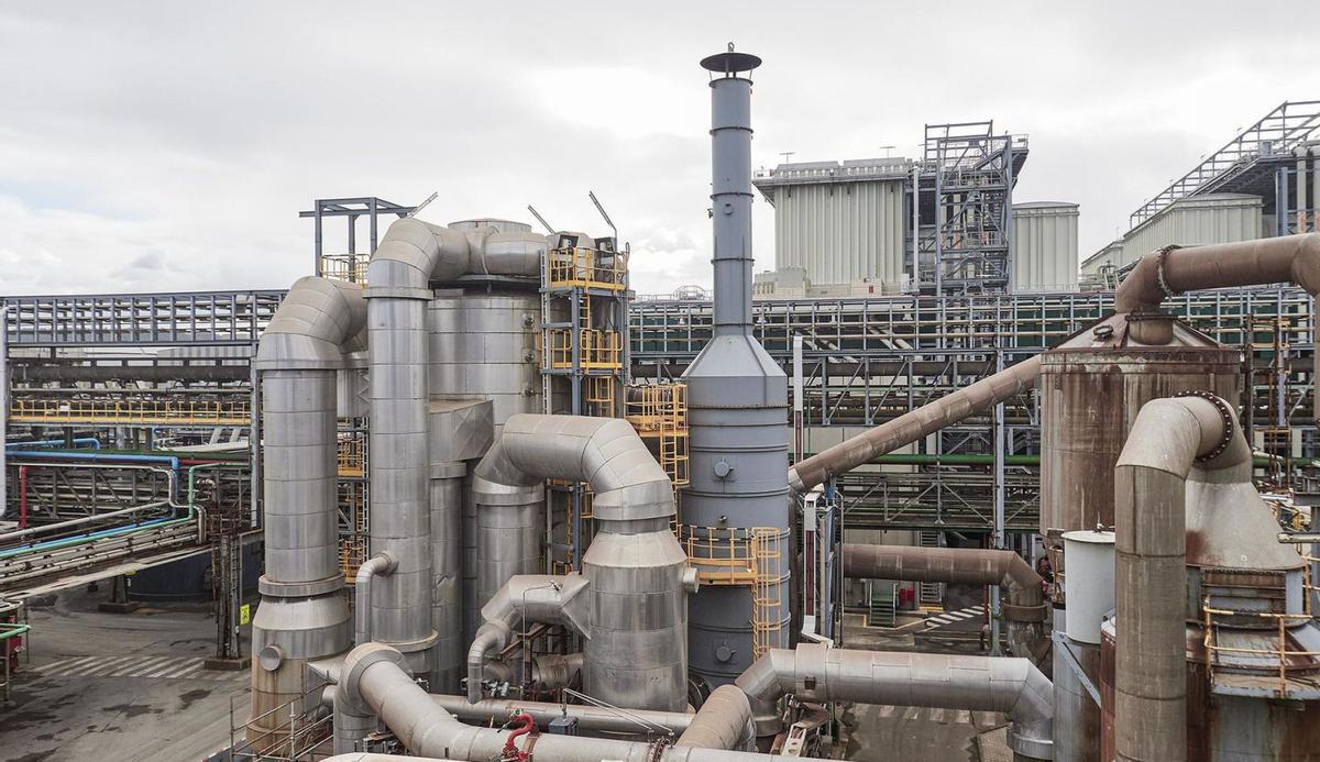 La planta de ácido de la fábrica de Asturiana de Zinc, en San Juan de Nieva.  | LNE