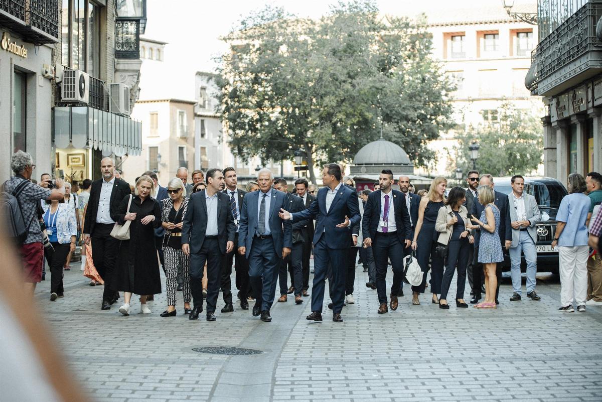 El alcalde de Toledo, Carlos Velázquez, con los ministros europeos en su visita a la ciudad. El alcalde de Toledo, Carlos Velázquez, con los ministros europeos en su visita a la ciudad.