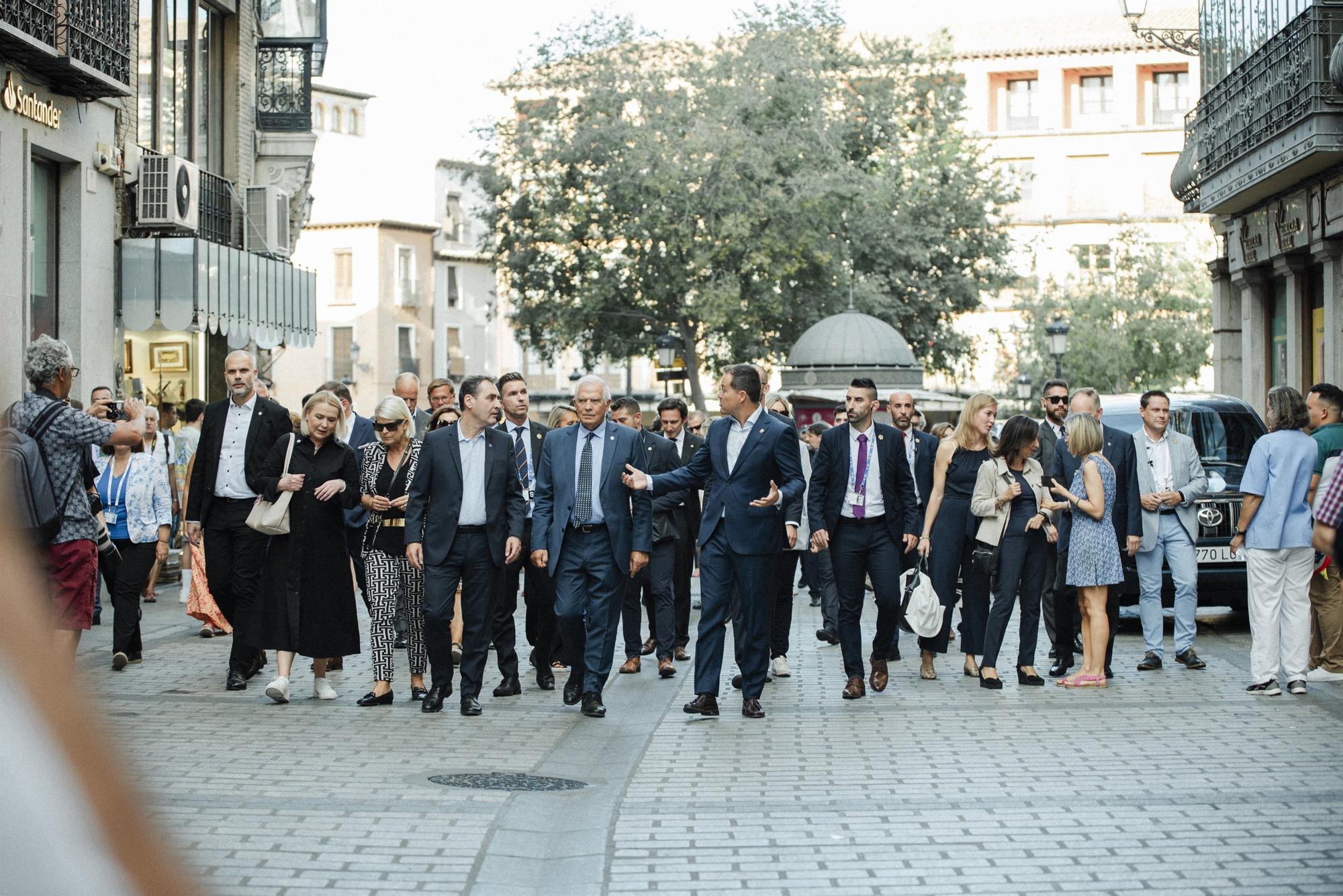El alcalde de Toledo, Carlos Velázquez, con los ministros europeos en su visita a la ciudad