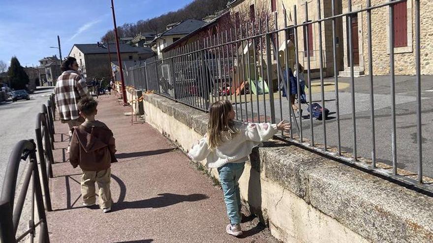 La sortida de l’escola d’Angostrina, una de les tres bilíngües