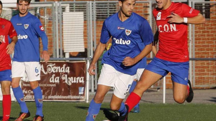 Un jugador del Choco presion a uno del Bergantiños durante el partido de ayer. // Alba Villar