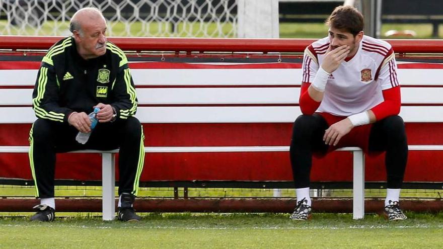 Del Bosque y Casillas, en una concentración de la selección española.