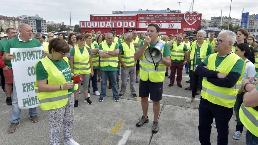 500 vecinos de As Pontes claman en A Coruña contra el cierre de un colegio