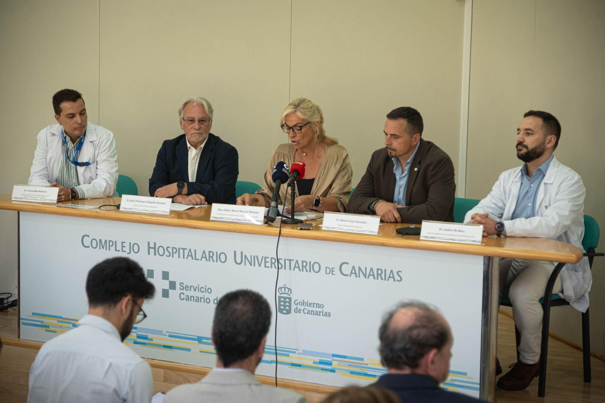 La consejera de Sanidad, Esther Monzón, el gerente del Complejo Hospitalario Universitario de Canarias (HUC), Adasat Goya, y el gerente de Atención Primaria de Tenerife, Jesús Delgado, presentan el servicio de Cuidados Paliativos del HUC  y la ampliación de los cuidados paliativos domiciliarios al norte de Tenerife.