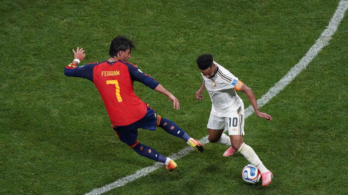 Ferrán Torres disputa el balón ante el jugador de Arabia Saudí Salem Al Dawsari, durante el partido del Mundial 2026 entre España y Arabia Saudí.